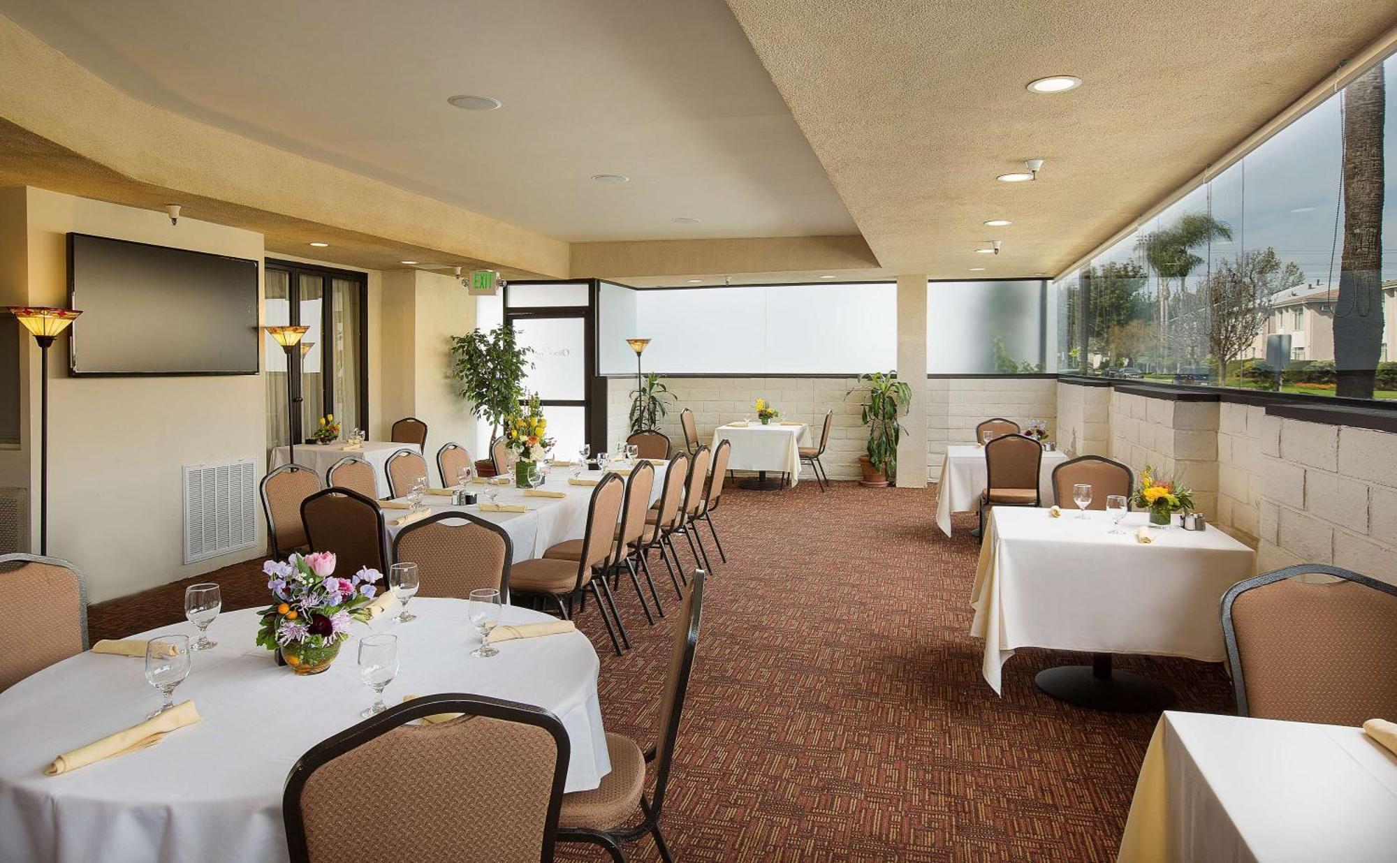 Coast Burbank Hotel Exterior photo